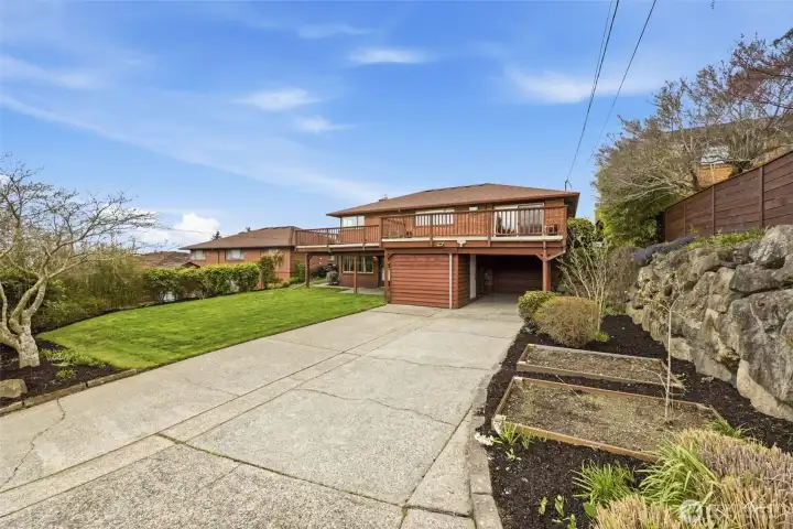 Room for cars, toys, or weekend projects—all while feeling secluded