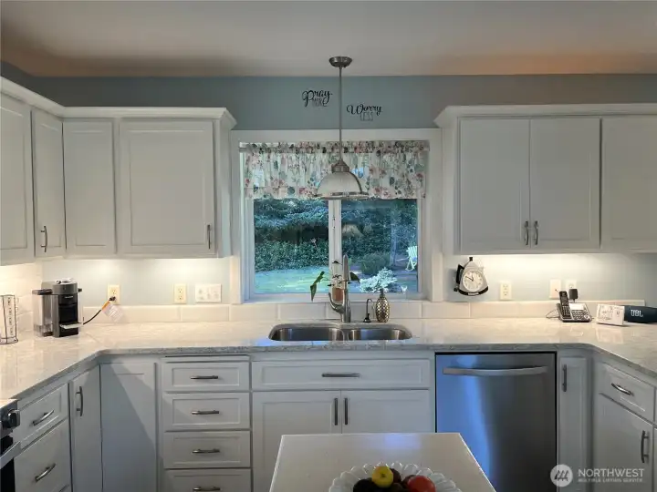 Beautiful quartz countertop, lots of space for prep.