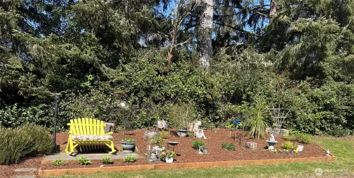 Facing west, Garden to great your guests on the upper driveway.