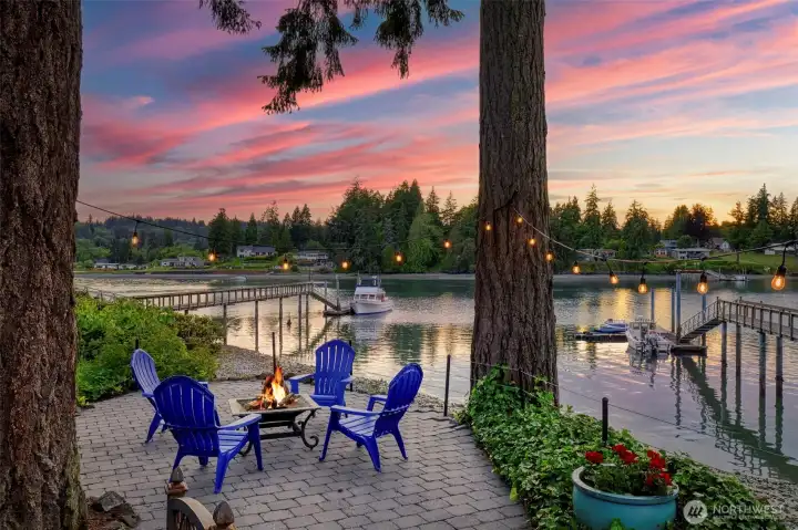 One of many seating areas on the waterside.