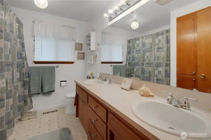 Hall bath with dual sinks