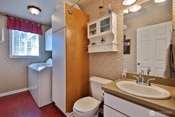 Utility room & 1/2 bathroom
