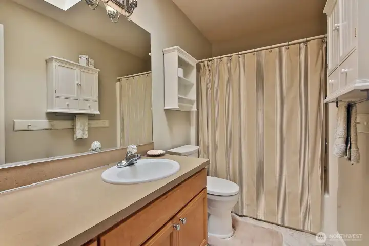 Full bathroom (guest)