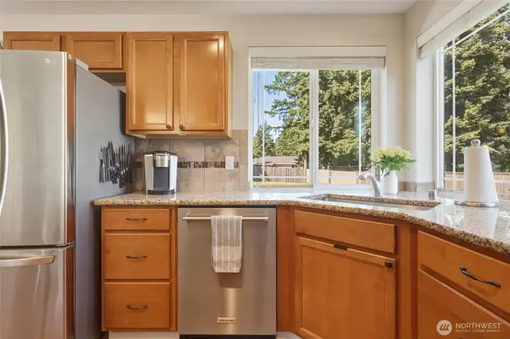 Corner basin sink is situated with two large windows, providing sweet views and great line-of-sight toward those enjoying the yard. Corner basin sink is situated with two large windows, providing sweet views and great line-of-sight toward those enjoying the yard.