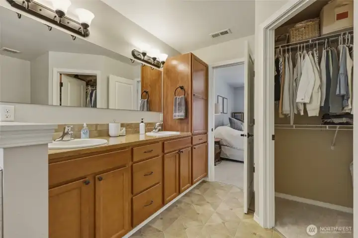 Walk-in-closet inside the en suite! Walk-in-closet inside the en suite!