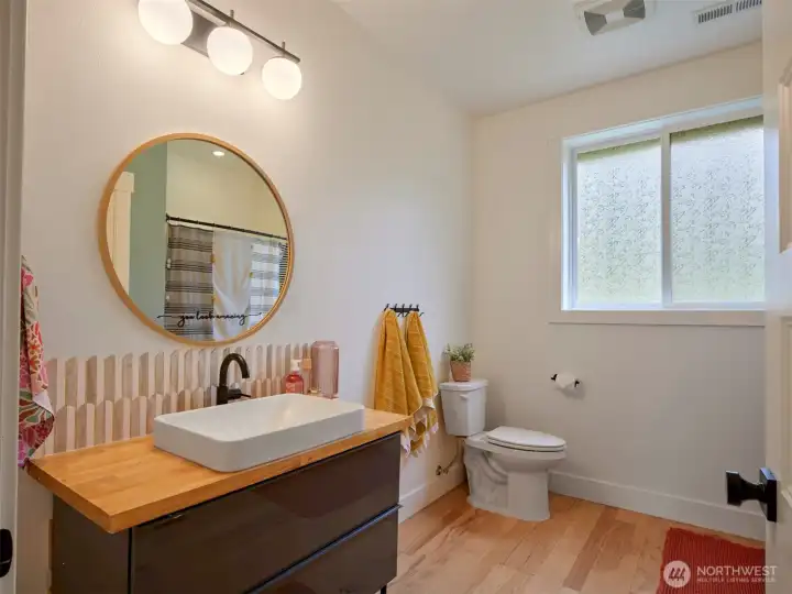 Main Bathroom Main Bathroom