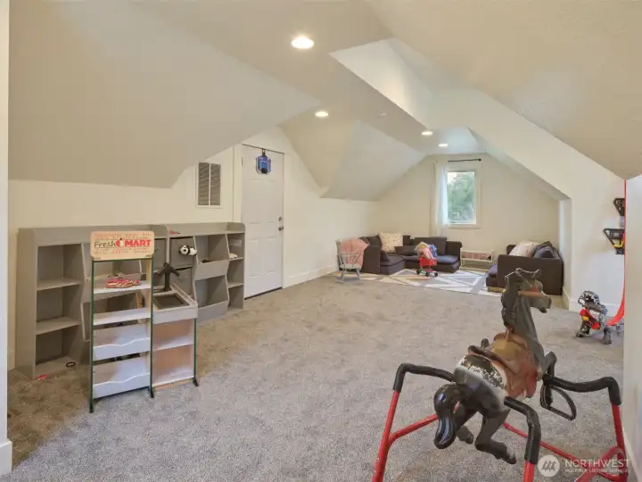 Bonus Room on Upper Level Bonus Room on Upper Level