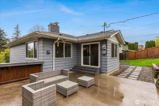 Main level outdoor patio