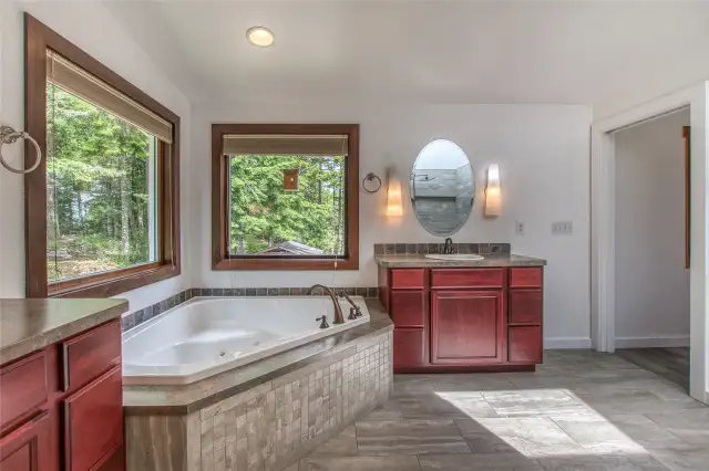 Large soaking tub in primary bath.