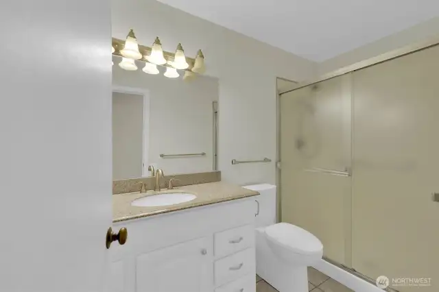Primary bath w/shower
