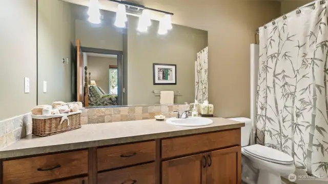 Full en suite guest bath