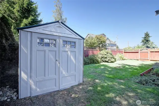 garden shed/outbuilding with fully fenced yard