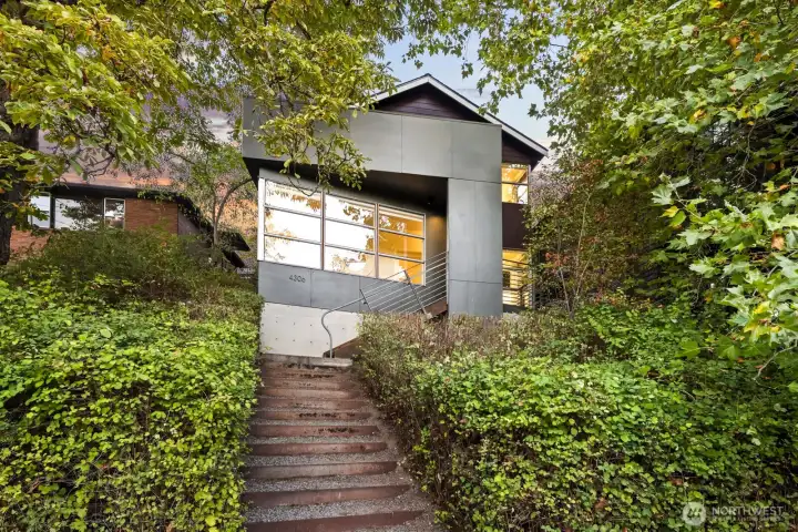 Your secret retreat in the city awaits! Welcome to this striking Fremont gem.