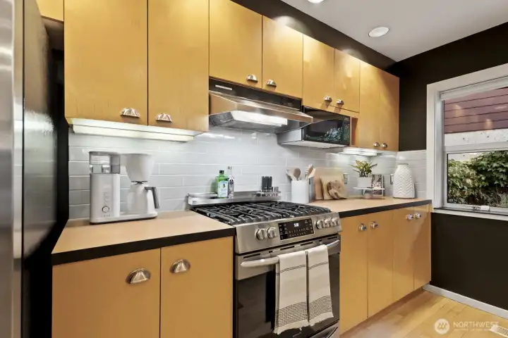 Pick up fantastic takeout from a number of nearby spots, or whip up culinary masterpieces in here!