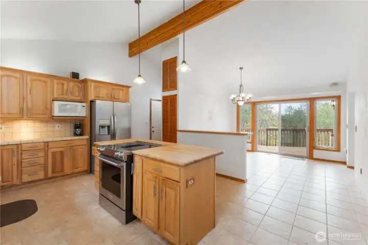 Huge kitchen custom hickory cabinets, Jen-air range, pull out shelves, pantry, breakfast bar. connected to dining room with slider to deck