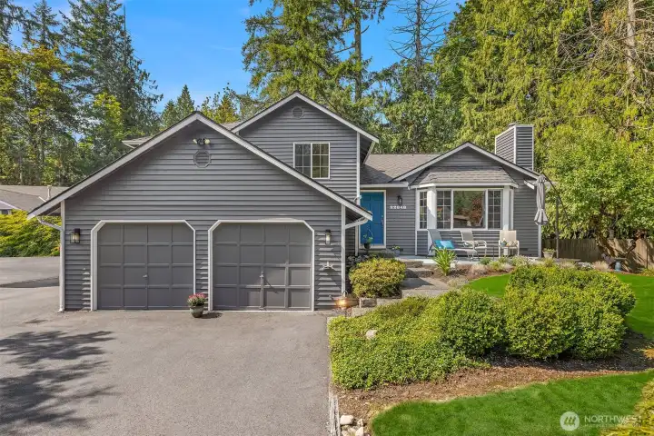 Beautiful Sammamish Plateau home on cul-de-sac offers coveted Lake WA schools.