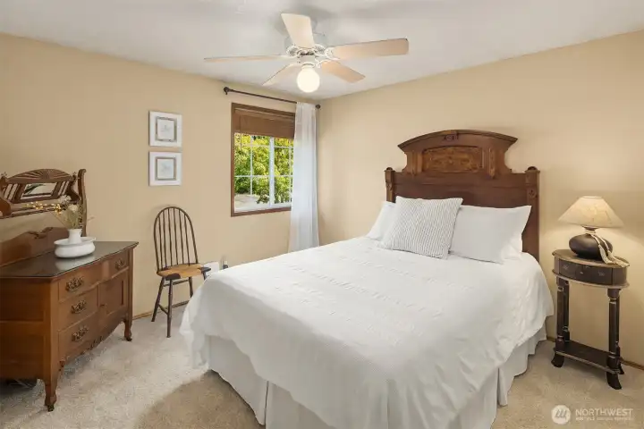 Light and bright second bedroom/guest bedroom. Large closet with quality built-in organizers.