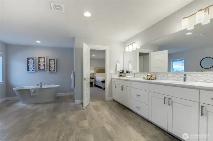 Five-piece private bath of the primary bedroom