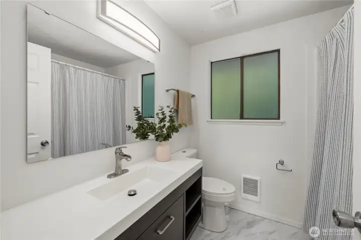 Full hall Bath upstairs