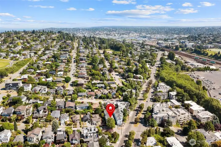 Bird’s-eye view emphasizing convenient neighborhood access.