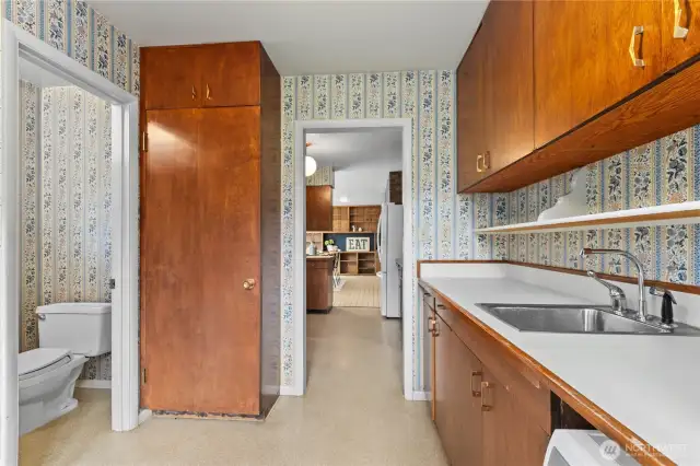 Power room off laundry/ side entry to home
