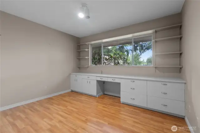 Guest bedroom 2/ office space