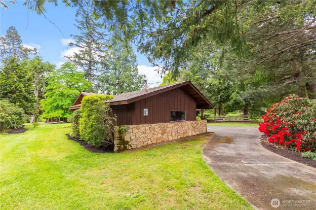 Elegant round about driveway