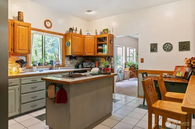 KITCHEN AREA! jENN-AIRE STOVE!