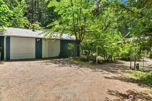 DETACHED GARAGE WITH BONUS AREA!  PEERFECT GAME ROOM!