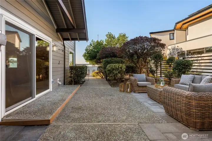 Side terrace/built in BBQ & outdoor shower