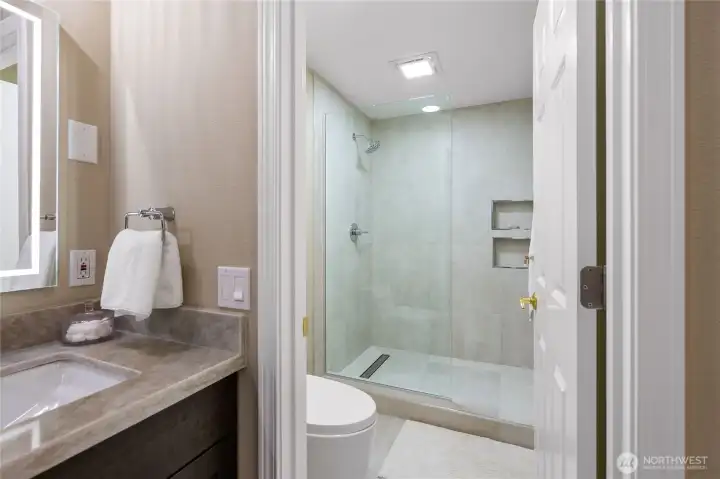 All new en-suite bath (travertine & quartz)