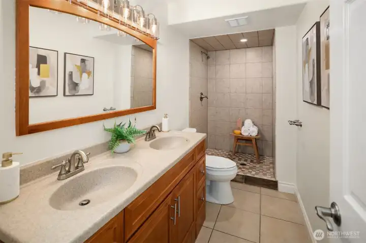 Hallway bath downstairs.