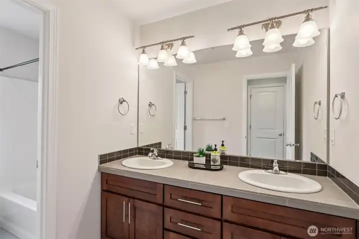 Guest bath with dual vanity