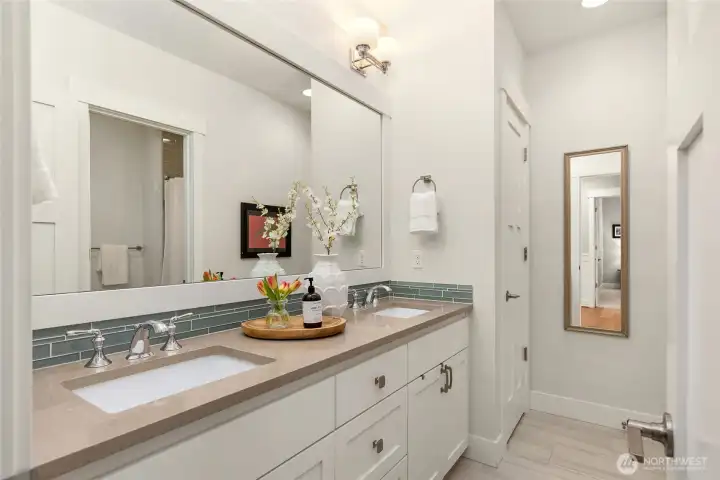 The lower bath with double sinks