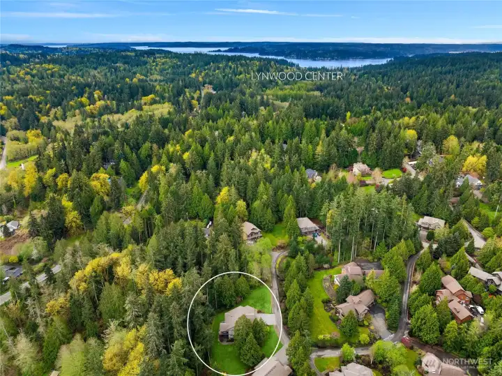 Neighbors love living her because its close to Lynwood, shops and restaurants and an easy commute to the ferry! Excellent location. It's a must see!