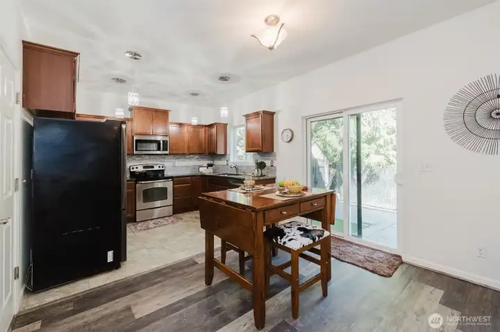 Dining area between living room and kitchen
