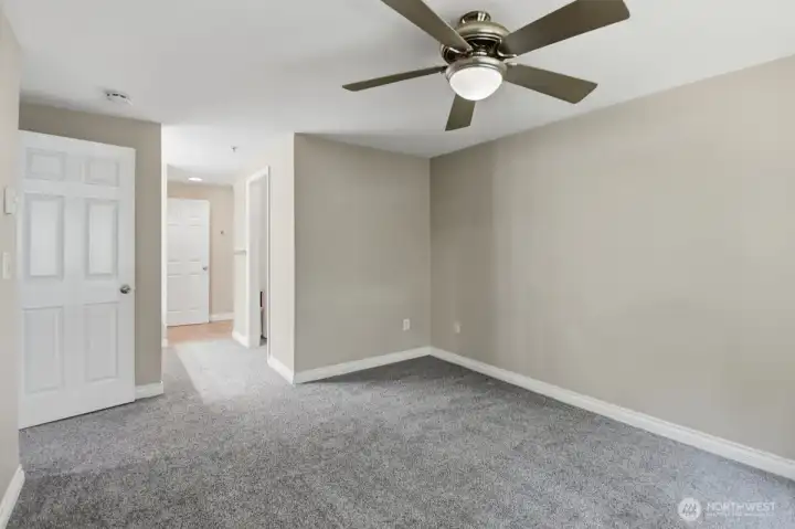 Primary bedroom w/ ceiling fan