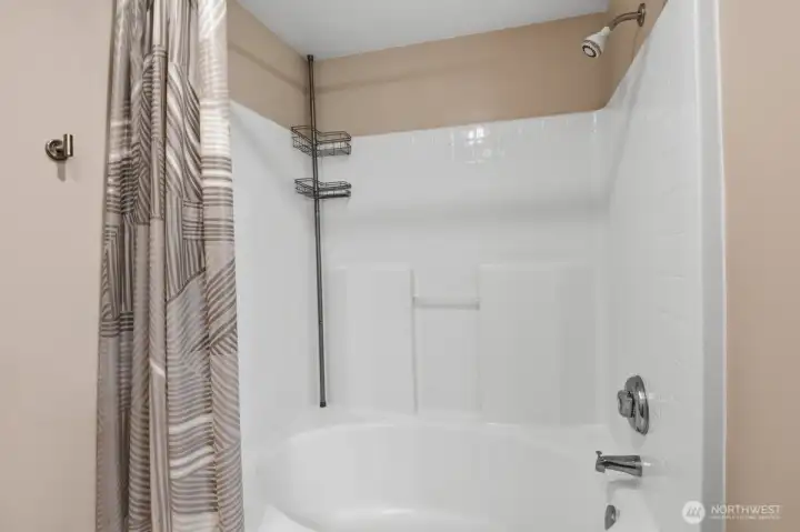 Primary bathtub/shower