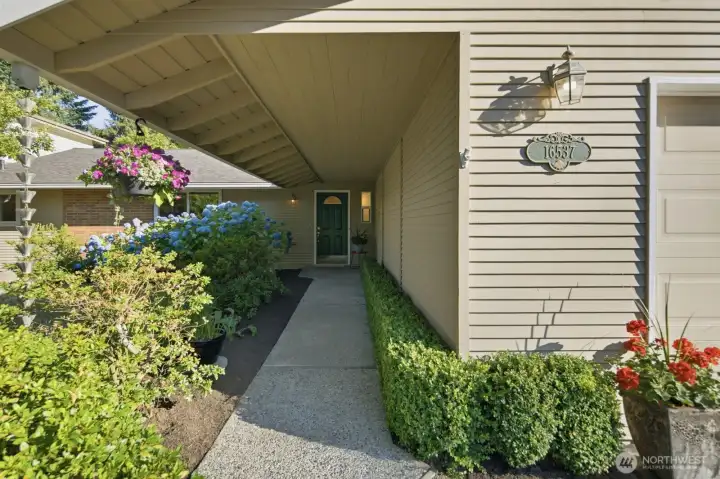 Welcoming entry walkway to this meticulously maintained rambler! Welcoming entry walkway to this meticulously maintained rambler!