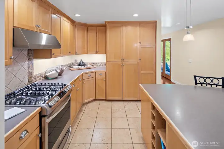 2021-2022 new stove hood and gas range. 2021-2022 new stove hood and gas range.
