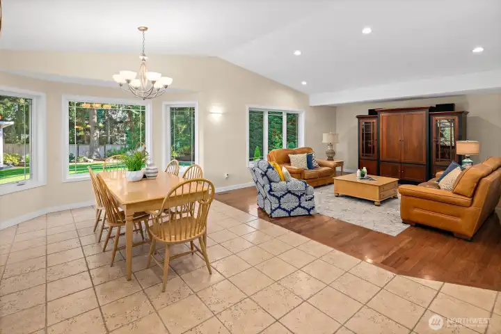 An open and bright entertainment space! An open and bright entertainment space!