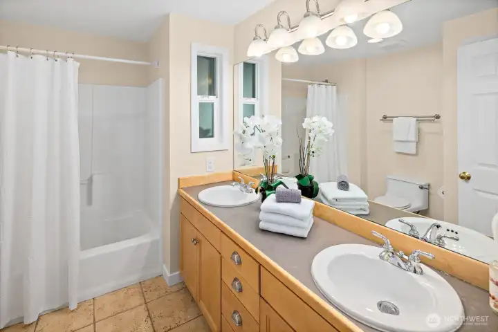 Full Bath near the secondary bedrooms. Full Bath near the secondary bedrooms.