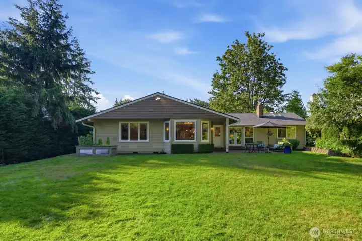 Level and inviting backyard! Level and inviting backyard!
