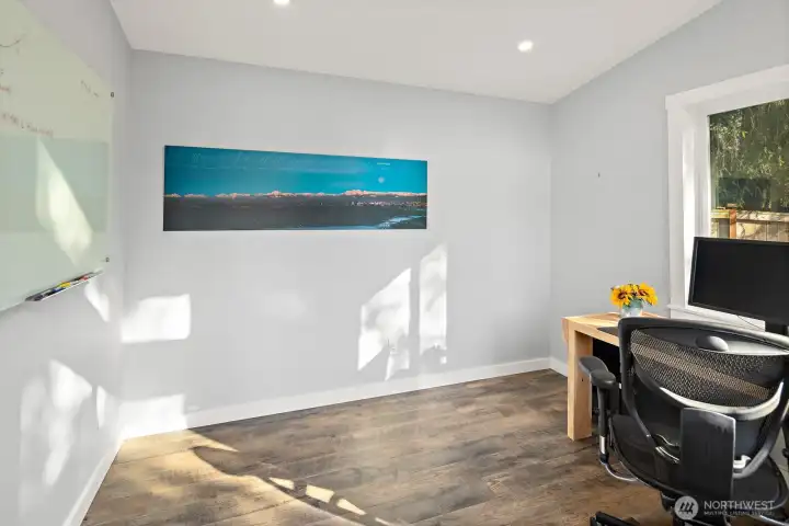 120sf and perfect WFH space or studio! 120sf and perfect WFH space or studio!