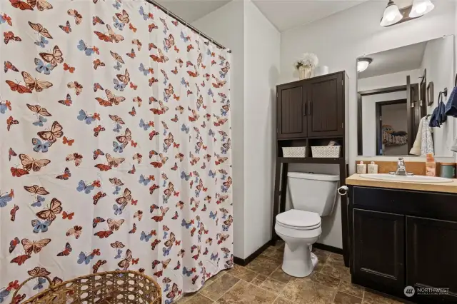 Full bathroom in the hallway