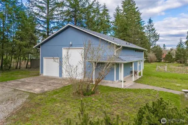 Detached Garage/Shop