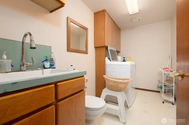 Laundry has 1/4 bath