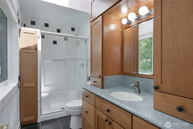 Principal bathroom.