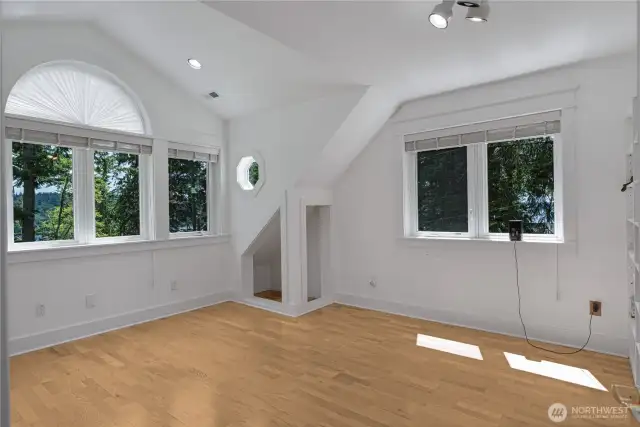 Upstairs bedroom.