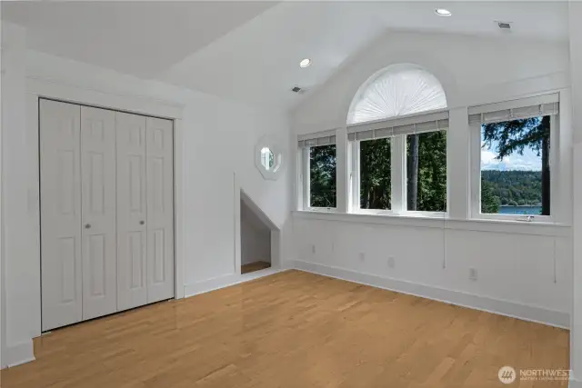 Upstairs bedroom.